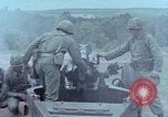 Standbild M102 howitzer United States USA, 1965, aus Sekunde 57 historischem Filmmaterial Videoclip 65675023974