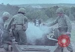 Standbild M102 howitzer United States USA, 1965, aus Sekunde 59 historischem Filmmaterial Videoclip 65675023974