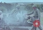 Standbild M102 howitzer United States USA, 1965, aus Sekunde 60 historischem Filmmaterial Videoclip 65675023974