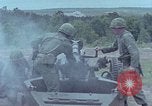 Standbild M102 howitzer United States USA, 1965, aus Sekunde 61 historischem Filmmaterial Videoclip 65675023974