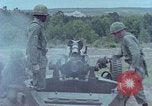 Standbild M102 howitzer United States USA, 1965, aus Sekunde 62 historischem Filmmaterial Videoclip 65675023974