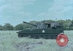 Standbild M108 howitzer United States USA, 1965, aus Sekunde 10 historischem Filmmaterial Videoclip 65675023975