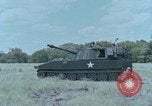 Standbild M108 howitzer United States USA, 1965, aus Sekunde 14 historischem Filmmaterial Videoclip 65675023975