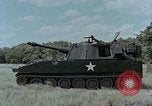 Standbild M108 howitzer United States USA, 1965, aus Sekunde 33 historischem Filmmaterial Videoclip 65675023975