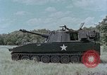 Standbild M108 howitzer United States USA, 1965, aus Sekunde 34 historischem Filmmaterial Videoclip 65675023975