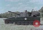 Standbild M108 howitzer United States USA, 1965, aus Sekunde 37 historischem Filmmaterial Videoclip 65675023975