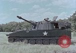 Standbild M108 howitzer United States USA, 1965, aus Sekunde 45 historischem Filmmaterial Videoclip 65675023975