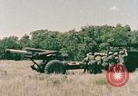 Image M114A1 obusier remorqué United States USA, 1965, de la seconde 38 séquences d'archives historiques vidéo 65675023976