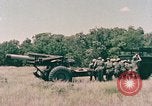 Image M114A1 obusier remorqué United States USA, 1965, de la seconde 42 séquences d'archives historiques vidéo 65675023976