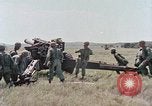 Image M114A1 obusier remorqué United States USA, 1965, de la seconde 56 séquences d'archives historiques vidéo 65675023976