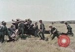 Image M114A1 obusier remorqué United States USA, 1965, de la seconde 58 séquences d'archives historiques vidéo 65675023976