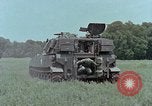 Standbild M108 self-propelled howitzer United States USA, 1965, aus Sekunde 22 historischem Filmmaterial Videoclip 65675023977