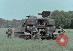Standbild M108 self-propelled howitzer United States USA, 1965, aus Sekunde 25 historischem Filmmaterial Videoclip 65675023977