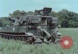 Standbild M108 self-propelled howitzer United States USA, 1965, aus Sekunde 29 historischem Filmmaterial Videoclip 65675023977