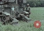 Standbild M108 self-propelled howitzer United States USA, 1965, aus Sekunde 32 historischem Filmmaterial Videoclip 65675023977