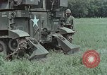 Standbild M108 self-propelled howitzer United States USA, 1965, aus Sekunde 33 historischem Filmmaterial Videoclip 65675023977