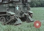 Standbild M108 self-propelled howitzer United States USA, 1965, aus Sekunde 34 historischem Filmmaterial Videoclip 65675023977