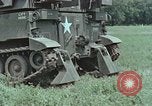 Standbild M108 self-propelled howitzer United States USA, 1965, aus Sekunde 36 historischem Filmmaterial Videoclip 65675023977
