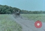 Standbild M115 howitzer United States USA, 1965, aus Sekunde 27 historischem Filmmaterial Videoclip 65675023978