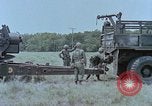 Standbild M115 howitzer United States USA, 1965, aus Sekunde 50 historischem Filmmaterial Videoclip 65675023978