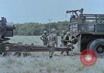 Standbild M115 howitzer United States USA, 1965, aus Sekunde 51 historischem Filmmaterial Videoclip 65675023978