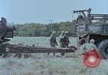 Standbild M115 howitzer United States USA, 1965, aus Sekunde 56 historischem Filmmaterial Videoclip 65675023978