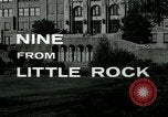 Standbild Integration aller-weiße High School von 9 schwarze Studenten Little Rock Arkansas United States USA, 1957, aus Sekunde 19 historischem Filmmaterial Videoclip 65675024010
