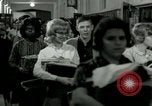 Standbild Elizabeth Eckford der "Little Rock Nine"an zentralen State College Wilberforce Ohio United States USA, 1964, aus Sekunde 26 historischem Filmmaterial Videoclip 65675024012
