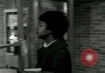 Standbild Elizabeth Eckford der "Little Rock Nine"an zentralen State College Wilberforce Ohio United States USA, 1964, aus Sekunde 41 historischem Filmmaterial Videoclip 65675024012
