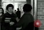 Standbild Elizabeth Eckford der "Little Rock Nine"an zentralen State College Wilberforce Ohio United States USA, 1964, aus Sekunde 43 historischem Filmmaterial Videoclip 65675024012