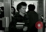 Standbild Elizabeth Eckford der "Little Rock Nine"an zentralen State College Wilberforce Ohio United States USA, 1964, aus Sekunde 44 historischem Filmmaterial Videoclip 65675024012