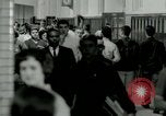 Standbild Thelma Mothershed von "Little Rock Neun" in Southern Illinois Univers Carbondale Illinois United States USA, 1964, aus Sekunde 10 historischem Filmmaterial Videoclip 65675024013