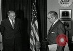 Standbild Plaque Präsentation United States USA, 1957, aus Sekunde 7 historischem Filmmaterial Videoclip 65675024018