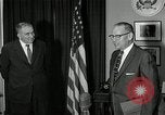Standbild Plaque Präsentation United States USA, 1957, aus Sekunde 8 historischem Filmmaterial Videoclip 65675024018