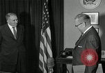 Standbild Plaque Präsentation United States USA, 1957, aus Sekunde 14 historischem Filmmaterial Videoclip 65675024018
