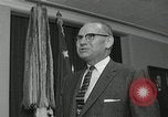 Standbild Plaque Präsentation United States USA, 1957, aus Sekunde 15 historischem Filmmaterial Videoclip 65675024018