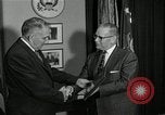 Standbild Plaque Präsentation United States USA, 1957, aus Sekunde 25 historischem Filmmaterial Videoclip 65675024018