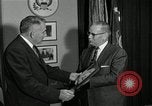 Standbild Plaque Präsentation United States USA, 1957, aus Sekunde 26 historischem Filmmaterial Videoclip 65675024018