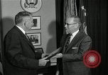 Standbild Plaque Präsentation United States USA, 1957, aus Sekunde 27 historischem Filmmaterial Videoclip 65675024018