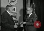 Standbild Plaque Präsentation United States USA, 1957, aus Sekunde 29 historischem Filmmaterial Videoclip 65675024018