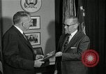 Standbild Plaque Präsentation United States USA, 1957, aus Sekunde 30 historischem Filmmaterial Videoclip 65675024018