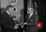 Standbild Plaque Präsentation United States USA, 1957, aus Sekunde 31 historischem Filmmaterial Videoclip 65675024018