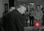 Standbild Plaque Präsentation United States USA, 1957, aus Sekunde 35 historischem Filmmaterial Videoclip 65675024018