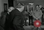 Standbild Plaque Präsentation United States USA, 1957, aus Sekunde 36 historischem Filmmaterial Videoclip 65675024018