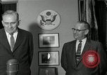 Standbild Plaque Präsentation United States USA, 1957, aus Sekunde 42 historischem Filmmaterial Videoclip 65675024018