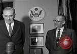 Standbild Plaque Präsentation United States USA, 1957, aus Sekunde 43 historischem Filmmaterial Videoclip 65675024018