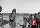 Immagine di 101St truppe aviotrasportate 327Reggimento di Fanteria Arkansas United States USA, 1957, secondo 17 filmato di repertorio 65675024033