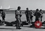 Immagine di 101St truppe aviotrasportate 327Reggimento di Fanteria Arkansas United States USA, 1957, secondo 32 filmato di repertorio 65675024033