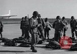 Immagine di 101St truppe aviotrasportate 327Reggimento di Fanteria Arkansas United States USA, 1957, secondo 33 filmato di repertorio 65675024033