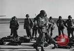 Immagine di 101St truppe aviotrasportate 327Reggimento di Fanteria Arkansas United States USA, 1957, secondo 35 filmato di repertorio 65675024033